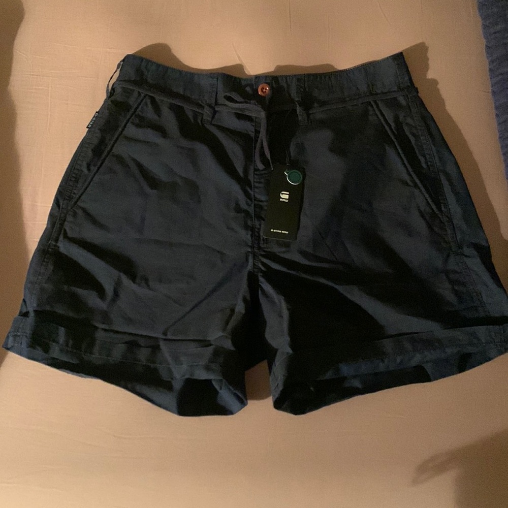 Selling g-star shorts new never wore any question feel free to ask.😊